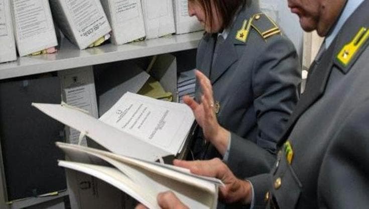 Prosecco, fiori e lavori in casa in cambio di appalti: così in Salento il patto sindaci-imprenditori - Bari