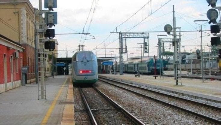 Immagine del post 13876 - Bari Barletta, ruba cavi di rame da un cantiere della stazione: sorpreso tenta la fuga ma viene bloccato - Bari