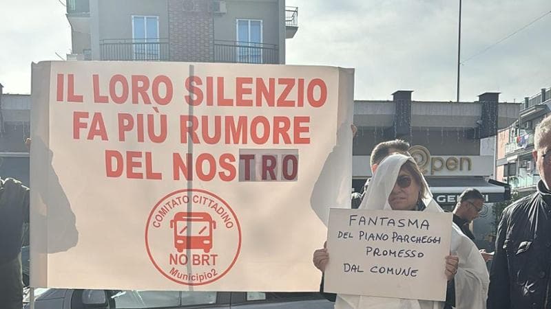 Bari, flashmob dei commercianti contro il Bus rapid transit: “Senza parcheggi i negozi moriranno” - Bari