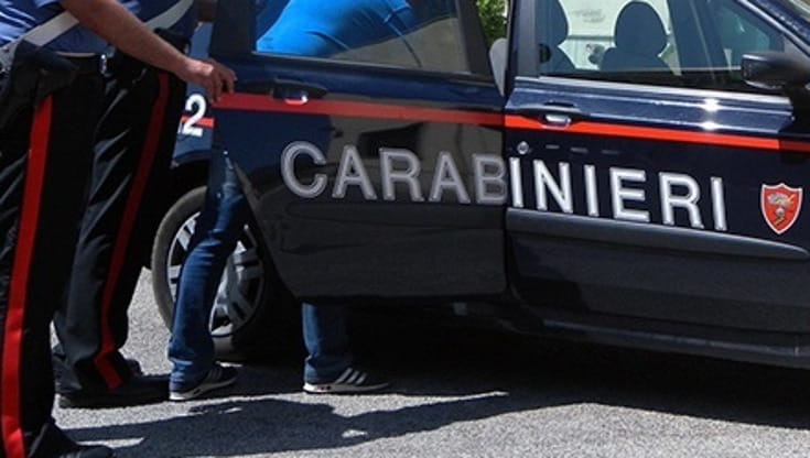 Costringe il padre a vendere preziosa collezione di monete per pagare i debiti di droga: arrestato - Bari