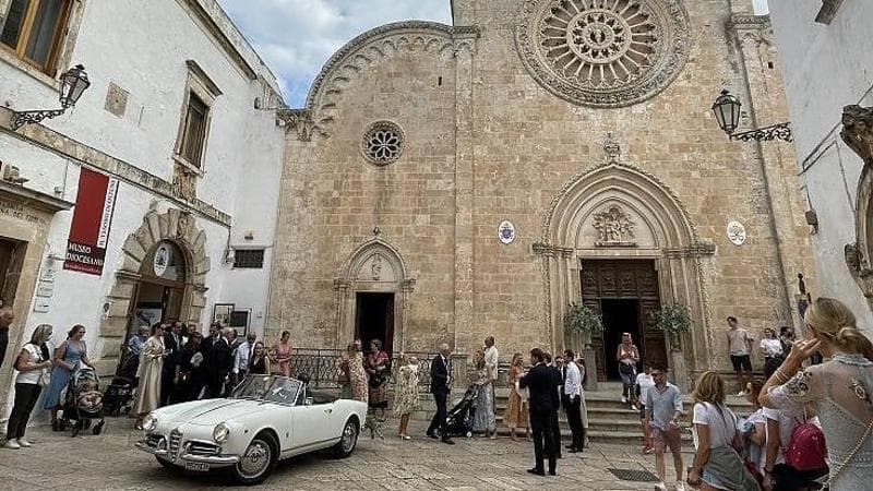 Crollano parti d’intonaco dal soffitto, la cattedrale di Ostuni chiusa sotto Natale - Bari