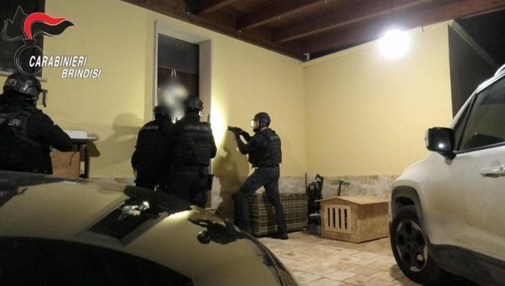 Immagine del post 14973 - Bari Estorsioni e spaccio a Brindisi: arresto per 13 affiliati della Scu. Dal carcere gli ordini al clan - Bari