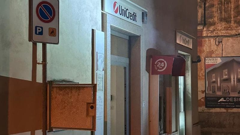 Salento, l’assalto al bancomat fallisce: i ladri costretti a fuggire a mani vuote. Ma danni ingenti - Bari