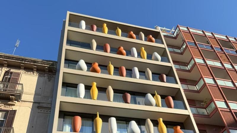 Immagine del post 16031 - Bari Bari, il palazzo è un’opera d’arte: giare sulla facciata per l’apartment hotel firmato Casamonti - Bari