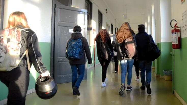 “Papà, vieni e spacca la faccia al prof”. L’uomo aggredisce docente: indagato per violenza e minacce - Bari