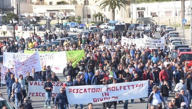 Immagine del post 6010 - Bari Protestarono contro caro benzina e aggredirono agenti a Bari nel 2019: condannati cinque pescatori - Bari