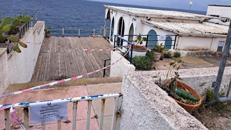 Balcone cede durante visita per la vendita del chiosco bar: volo di 4 metri per agente immobiliare - Bari
