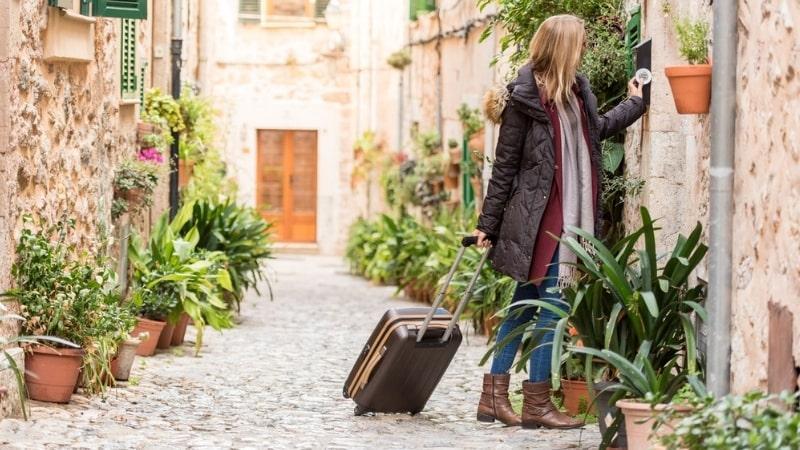 Bari, un deposito di vecchi attrezzi trasforma in b&b: multata proprietaria. Ma è boom di aperture - Bari