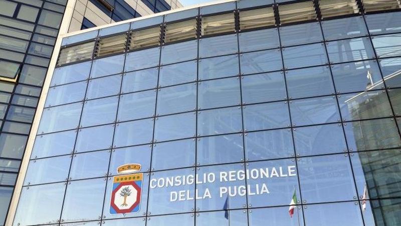 Immagine del post 7262 - Bari Puglia, incollati alle poltrone: una norma fa vacillare gli “intramontabili incarichi politici” - Bari