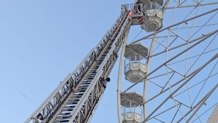 Immagine del post 8506 - Bari Si blocca ruota panoramica: nonno e nipote bloccati in aria a Molfetta. Salvati dai vigili del fuoco - Bari