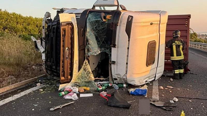 Tir si ribalta sulla Ss16, traffico deviato a Polignano. Camionista forse stordito dagli starnuti - Bari