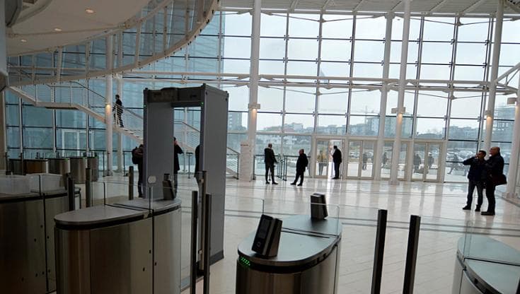 Regione Puglia, stop auto blu e carte di credito: parte la stretta su enti e agenzie. Faro sui conti - Bari