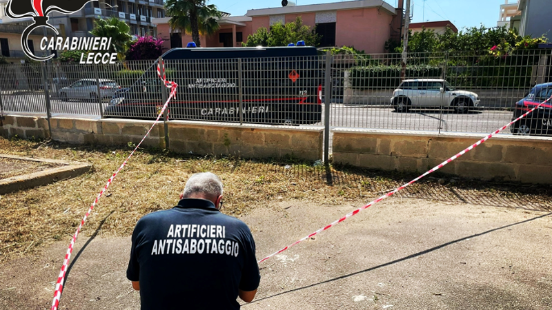 Immagine del post 9702 - Bari Gallipoli, bomba carta scoperta nel cortile di una scuola e disinnescata: era lì da Capodanno - Bari