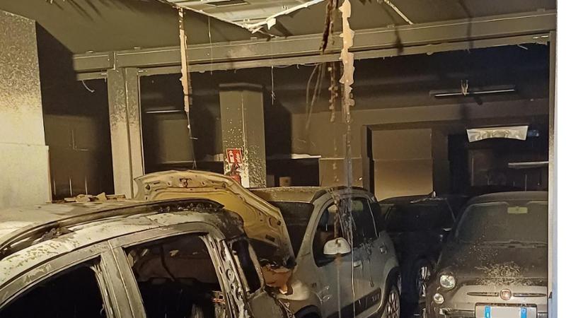 Molfetta, incendio nella notte nel deposito di concessionario di auto: sventato rischio esplosione - Bari