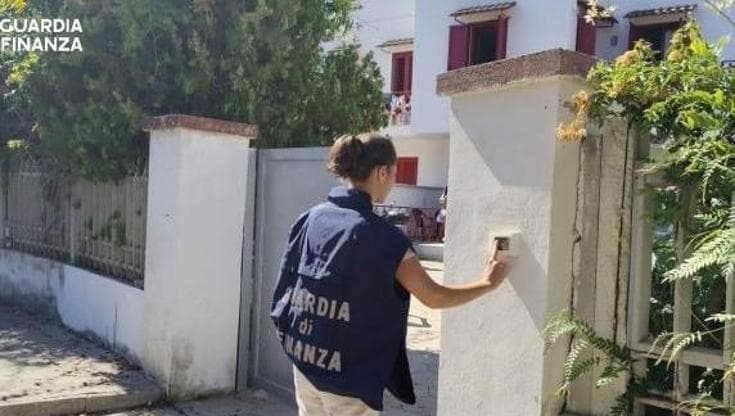Gallipoli, blitz contro le “case-pollaio”: 9 turisti in 50 metri quadri e posti letto in autorimesse - Bari