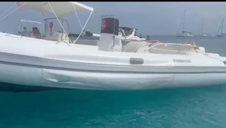 Isole Tremiti, tagliati cinque gommoni di una ditta noleggio. “Atto vile ma non mollo” - Bari
