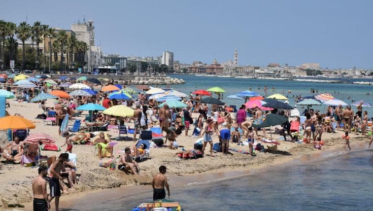 Ragazza di 22 anni molestata a Pane e pomodoro tra centinaia di bagnanti: identificato l’autore - Bari