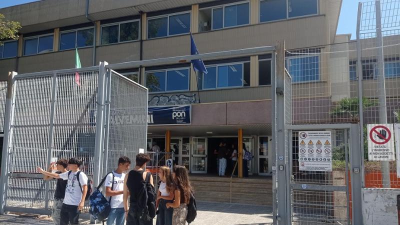 Bari, primo giorno di scuola al Salvemini: “Noi in classe fra check-in dei telefoni e incubo bus” - Bari