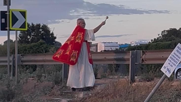 Immagine del post 24973 - Bari Prete celebra messa sulla statale 100: “Così i fedeli non rischiano la vita per venire in chiesa” - Bari