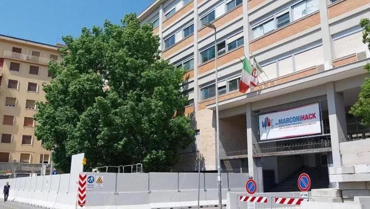 Immagine del post 12773 - Bari Bari, dopo un mese di disagi il trasloco dei 900 studenti del liceo Hack: “Ora vogliamo garanzie” - Bari