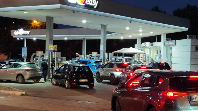 Immagine del post 26097 - Bari Benzina esaurita, scaffali vuoti: da ex Ilva agli autotrasportatori, Puglia in coda per le proteste - Bari