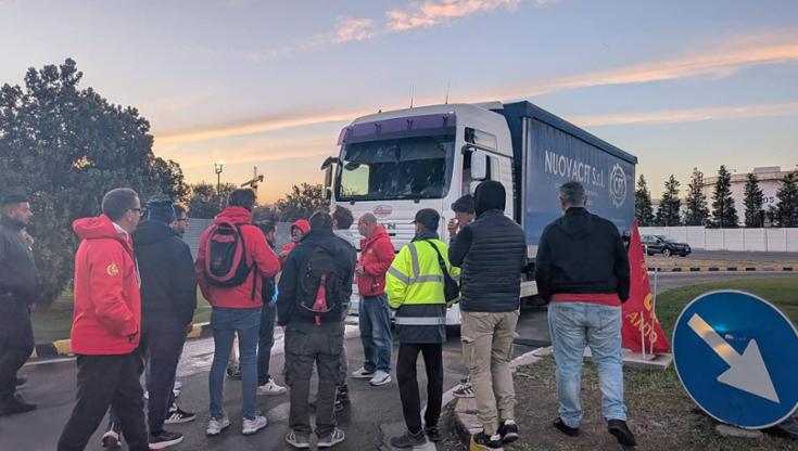 Immagine del post 26103 - Bari Rimosso il blocco della raffineria Eni a Taranto, stop alle 23 anche allo sciopero ex Ilva - Bari