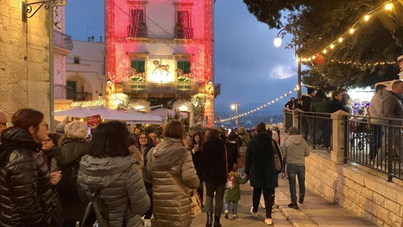 “Non è Roccaraso”: Locorotondo fenomeno social con le luminarie di Natale e la carica dei 90 bus - Bari