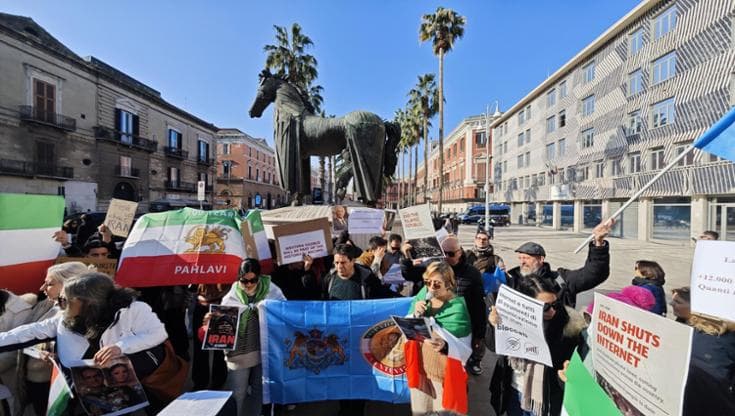 Bari, flash mob per l’Iran. E il sindaco espone sul municipio la bandiera: “Noi mai indifferenti” - Bari