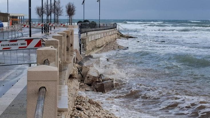 Maltempo, a Bari crolla tratto del lungomare sud: allerta arancione sulle coste - Bari