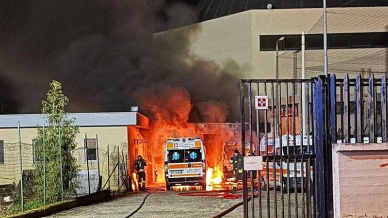 Immagine del post 17320 - Bari Bari, via alla raccolta fondi per le tre ambulanze distrutte dalle fiamme al San Paolo - Bari