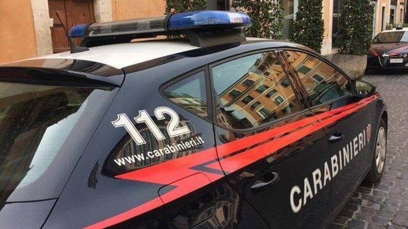 A 80 anni per mesi ha seguito una 47enne lasciandole post-it con messaggi molesti: ai domiciliari - Bari