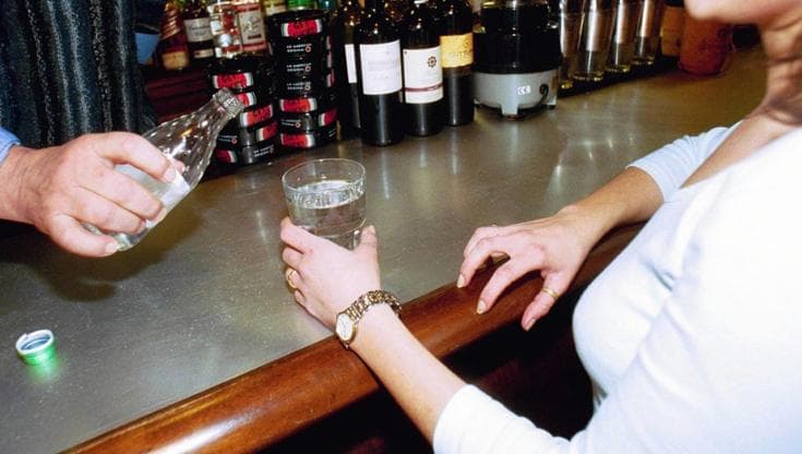Molestie verbali alla barista, cliente arrestato: stalking. La aspettava e a fine turno la seguiva - Bari