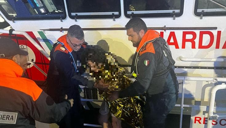Salento, turista di 12 anni trascinata in mare da un’onda mentre scattava un selfie: è stata salvata - Bari