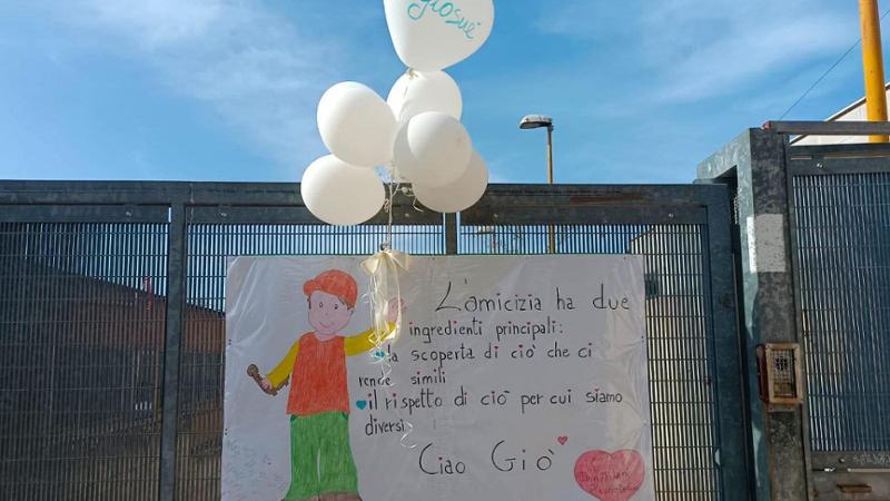 Palloncini bianchi per Giosuè, morto a 7 anni cadendo dal balcone a Bari: “Vola in cielo” - Bari