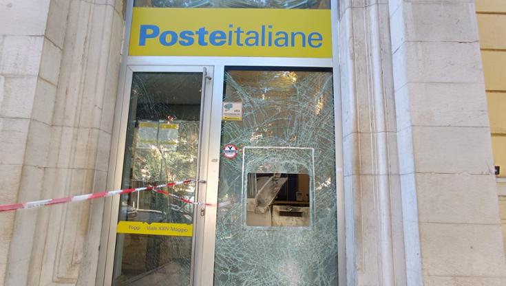 Esplosione a Foggia, salta in aria il bancomat delle Poste centrali: indagini sulla rapina - Bari