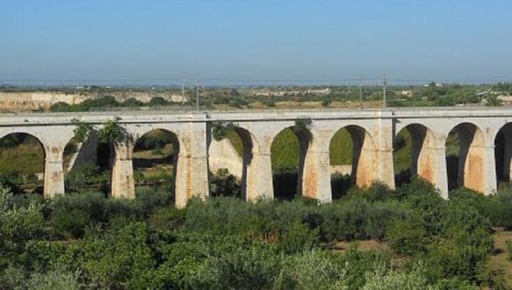 Vuole lanciarsi dal ponte dopo la fine della storia d’amore: salvato da carabiniere fuori servizio - Bari