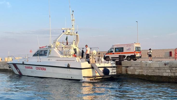 Cuoco a bordo di una nave mercatile ha un infarto: salvato in extremis in mare al largo di Mattinata - Bari