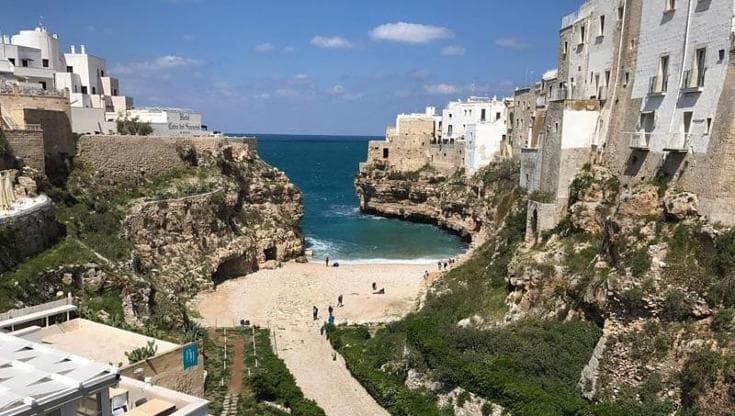 Turista di 23 anni muore dopo un tuffo dalla scogliera di Polignano a Mare - Bari