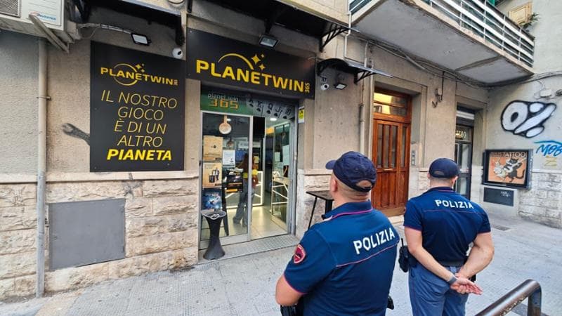 Bari, rapina in centro scommesse in via Re David: in due armati scappano con 500 euro - Bari