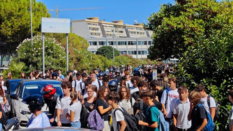 Immagine del post 11721 - Bari Aule calde, ventilatori rotti, bagni senza porte e pochi libri: liceo Fermi di Bari via tra i disagi - Bari