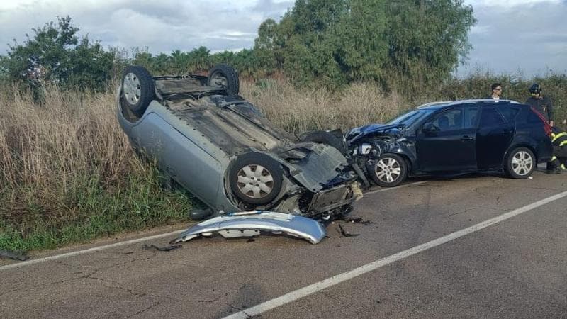 Salento, auto si ribalta dopo scontro sulla provinciale: ragazza di 24 anni in prognosi riservata - Bari