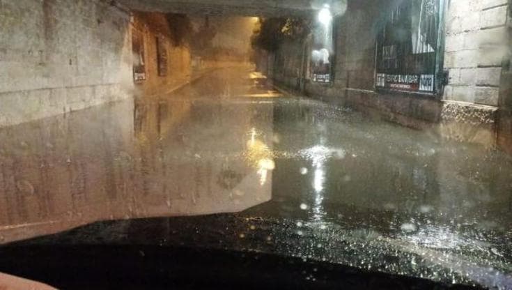 Bari, si allaga il sottovia Bruno Buozzi: stop alle auto. Traffico in tilt dopo la pioggia - Bari
