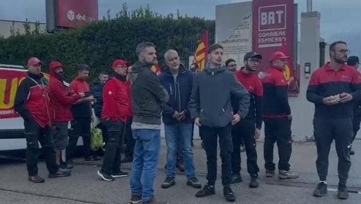 “Dodici ore al giorno sfrecciando col furgone per consegnare pacchi": a Lecce sciopero dei corrieri - Bari