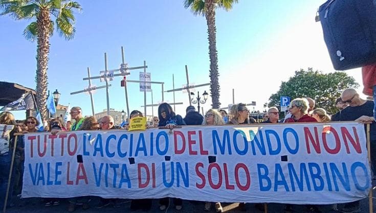 “Io potevo vivere”. A Taranto in migliaia per chiedere giustizia e dire addio ai veleni dell’Ilva - Bari
