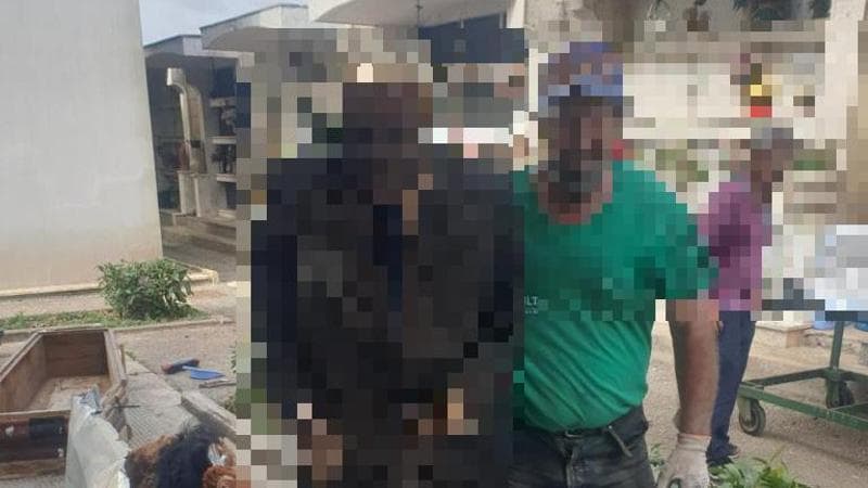 Immagine del post 13914 - Bari In posa con un cadavere, operaio del cimitero a processo per vilipendio: la sua foto virale in chat - Bari