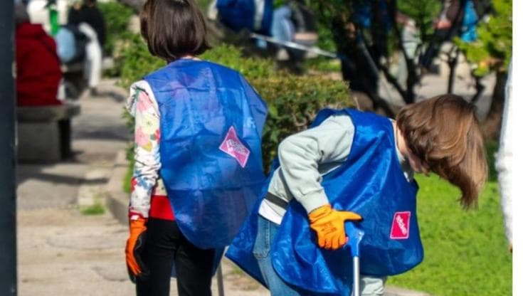 Bari, i volontari puliscono piazza Umberto: raccolti 68 chili di rifiuti e oltre 3 mila mozziconi - Bari