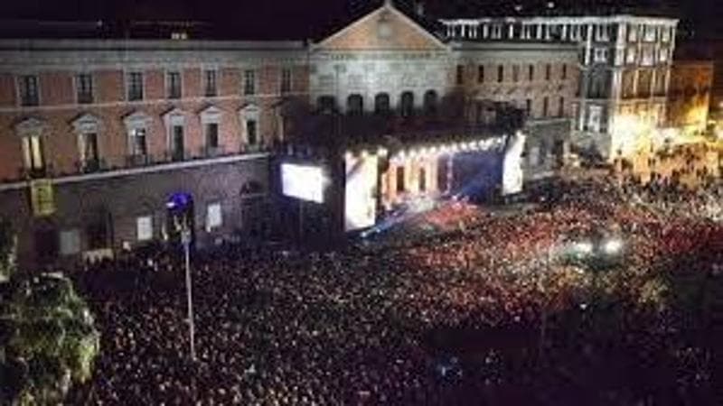 Immagine del post 15053 - Bari Gigi D'Alessio al concerto di Capodanno a Bari, in diretta su Canale 5. Lo show è firmato Mediaset - Bari