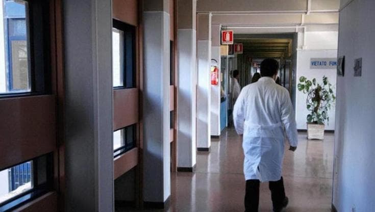 Ha il femore rotto ma non ci sono posti in Ortopedia, anziana muore dopo intervento in ritardo - Bari