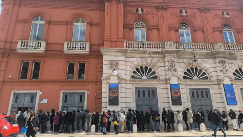 Bif&st, in fila al botteghino del Petruzzelli per l’acquisto ticket: primi eventi serali sold out - Bari