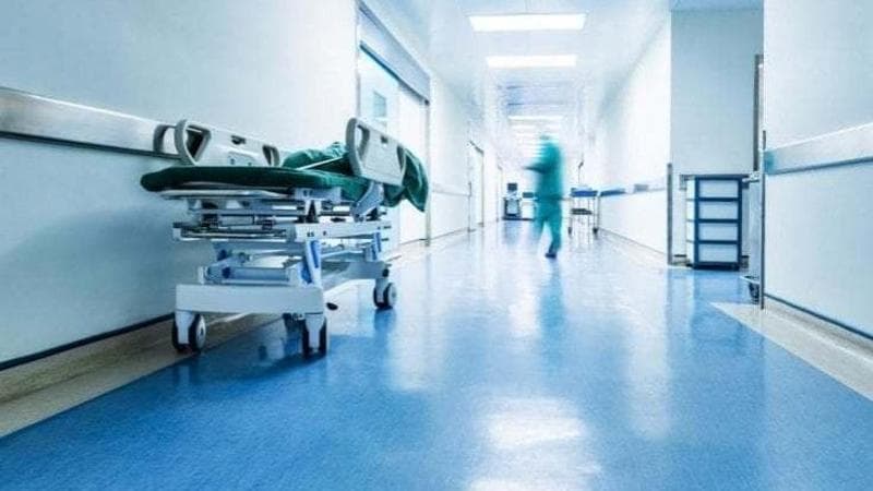 Madre chiede il ricovero della figlia e aggredisce il personale in Pediatria: arrivano i carabinieri - Bari